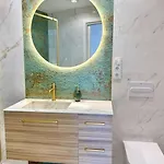 Sea View, Stylish & Modern 2 In The Center 아파트