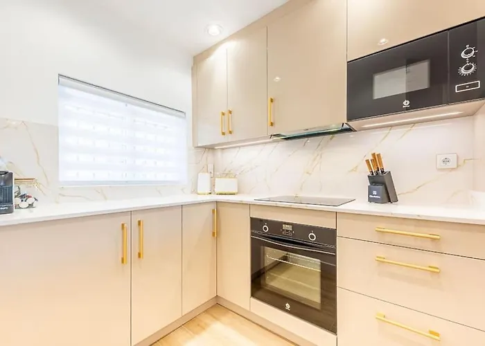 Sea View, Stylish & Modern 2 In The Center شقة