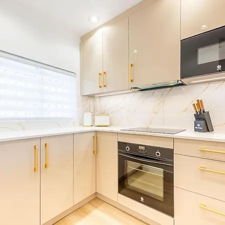 Sea View, Stylish & Modern 2 In The Center Apartment